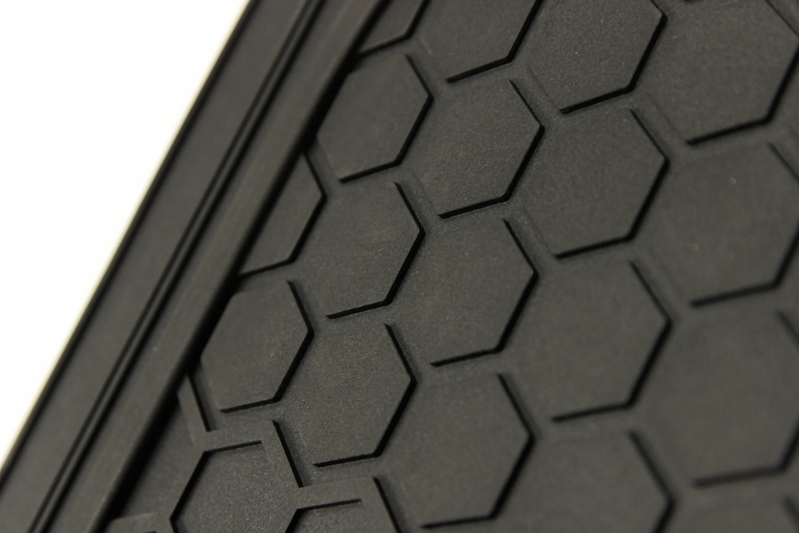 Dywaniki gumowe uniwersalne BEE – komplet 4 szt. możliwość docięcia Dywaniki gumowe uniwersalne BEE – komplet 4 szt. możliwość docięcia