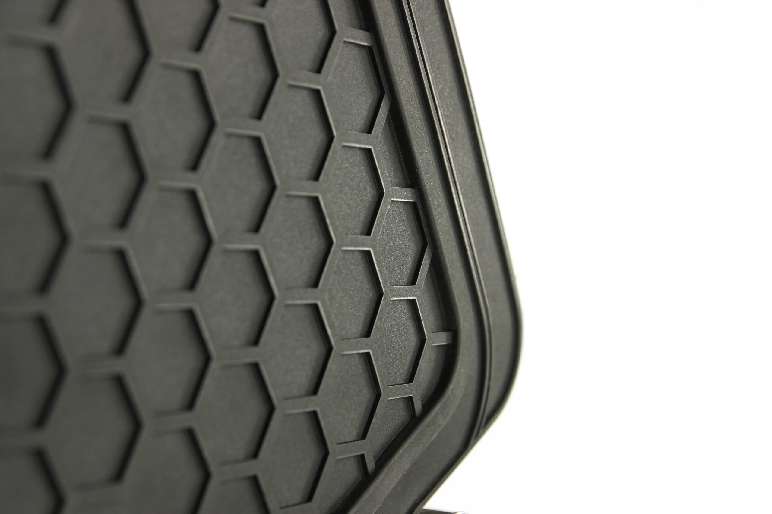 Dywaniki gumowe uniwersalne BEE – komplet 4 szt. możliwość docięcia Dywaniki gumowe uniwersalne BEE – komplet 4 szt. możliwość docięcia