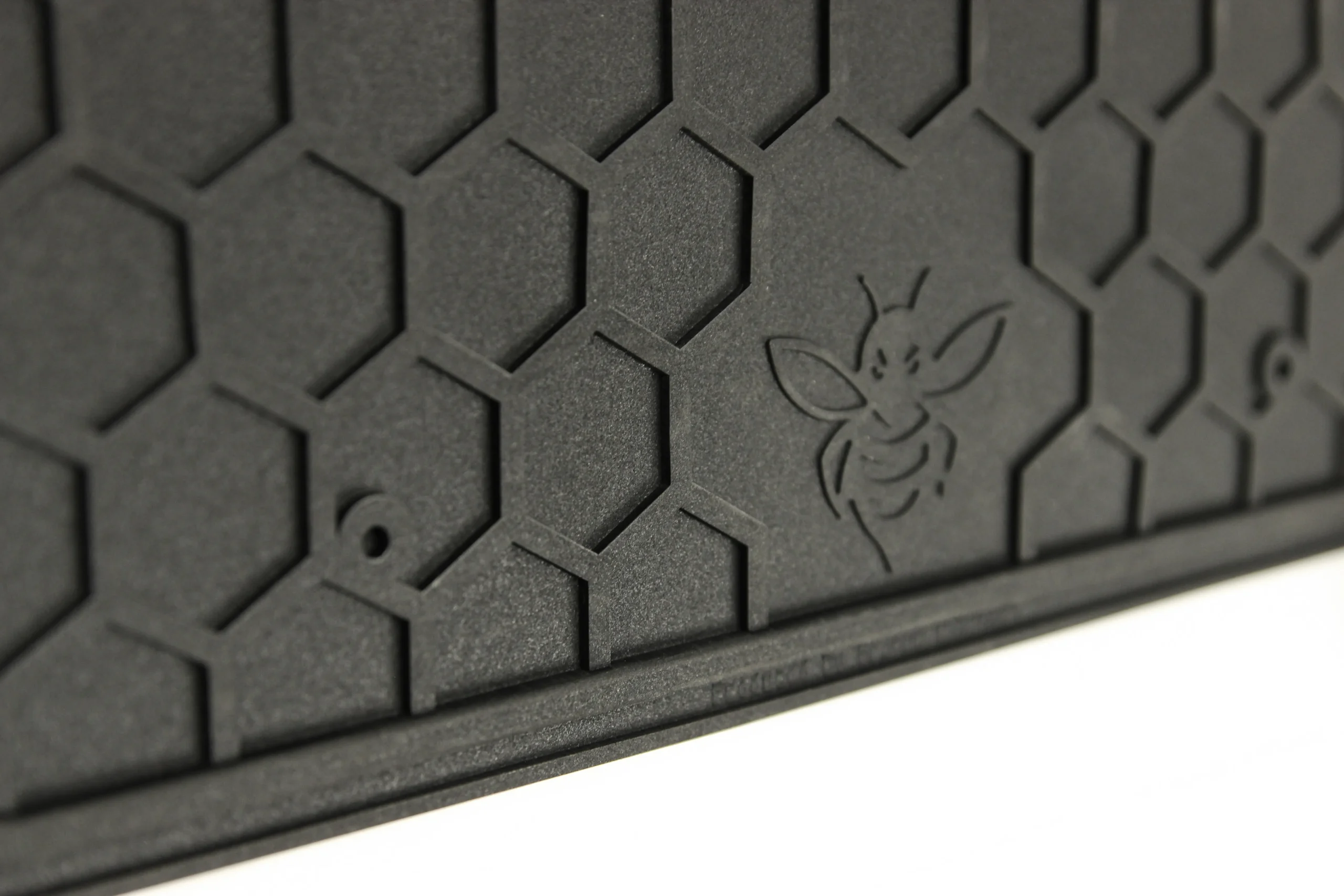 Dywaniki gumowe uniwersalne BEE – komplet 4 szt. możliwość docięcia Dywaniki gumowe uniwersalne BEE – komplet 4 szt. możliwość docięcia